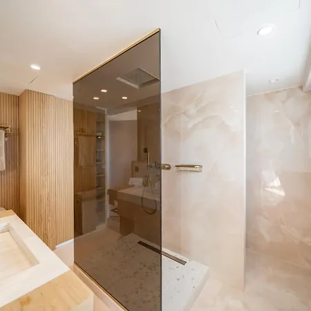 Sublime 3 Bedroom With Roof Terrace