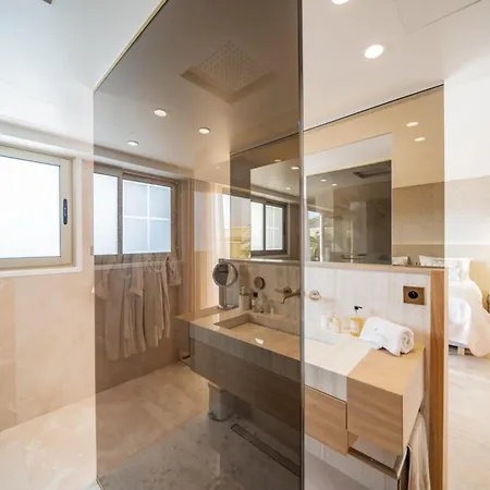 Sublime 3 Bedroom With Roof Terrace